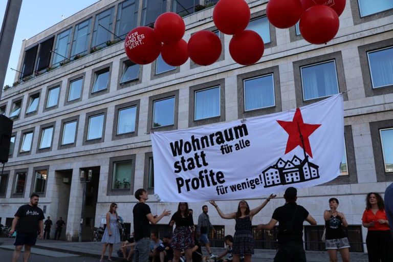 Kundgebung mit Ballon-Aktion gegen “Immobiliendialog”