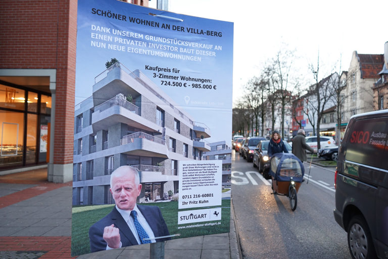 Adbusting Plakataktion gegen städtische Grundstücksverkäufe an der Villa-Berg