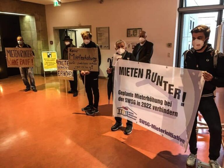 Protest im Rathaus gegen Mieterhöhungen bei der SWSG für 2022